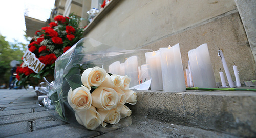 Цветы и свечи перед посольством Франции в Баку. Фото Азиза Каримова для "Кавказского узха"