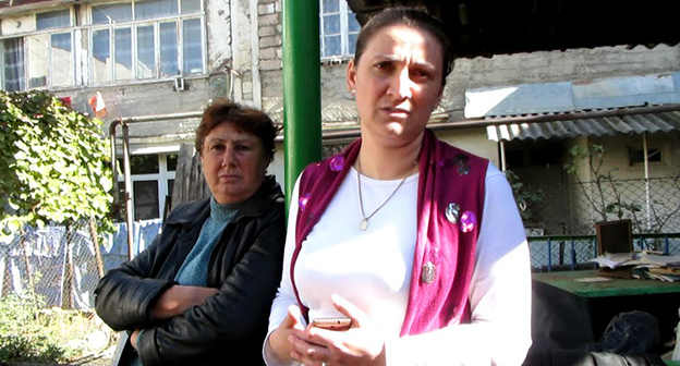 Владельцы бывших сараев на улице Мамиконяна 43. Степанакерт, Нагорный Карабах, 11 ноября 2015 год. Фото Алвард Ггригорян для "Кавказского узла"