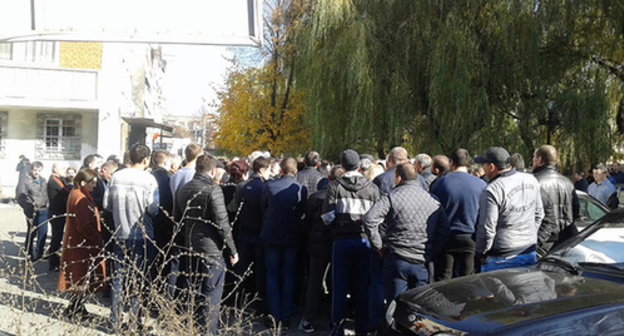 Родственники и друзья задержанных полицейских у Ленинского суда во Владикавказе. 05.11.2015. Фото Эмма Марзоева