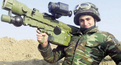 Солдат азербайджанской армии. Фото: http://aze.az/news_sbitomu_vertoletu_uzhe_113049.html