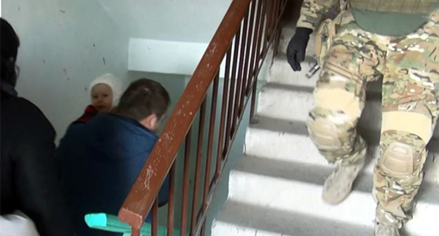Эвакуация жителей во время спецоперации в многоквартирном доме в Нальчике. Фото: http://nac.gov.ru/nakmessage/2015/11/11/v-nalchike-neitralizvan-prisyagnuvshii-ig-bandglavar-boevikov-kbr.html
