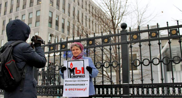 Светлана Ганнушкина в одиночном пикете в поддержку ПЦ "Мемориал". Москва, 16 ноября 2015 г. Фото: Андрей Карев http://www.kasparov.ru/material.php?id=5649A6D8BD999