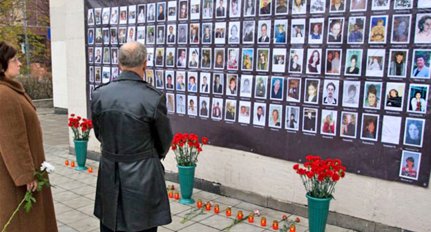 Фото погибших во время теракта в Театральном центре на Дубровке. Москва, октябрь 2015 г. Фото: Yuri Timofeyev (RFE/RL)
