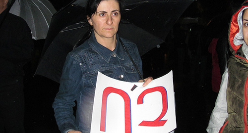 Участница митинга противников конституционных реформ держит плакат со словами "Нет". Ереван, 30 октября 2015 г. Фото Тиграна Петросяна для "Кавказского узла"