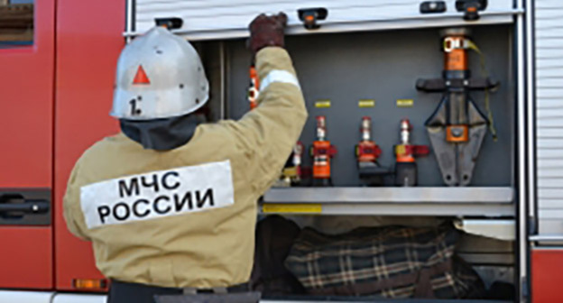 Сотрудник МЧС у пожарной машины. Фото: http://23.mchs.gov.ru/operationalpage/operational/item/3249253/