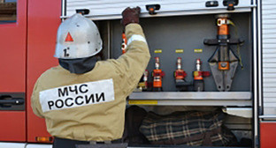 Сотрудник МЧС у пожарной машины. Фото: http://23.mchs.gov.ru/operationalpage/operational/item/3249253/ Сотрудник МЧС у пожарной машины. Фото: http://23.mchs.gov.ru/operationalpage/operational/item/3249253/