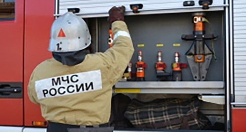 Сотрудник МЧС у пожарной машины. Фото: http://23.mchs.gov.ru/operationalpage/operational/item/3249253/