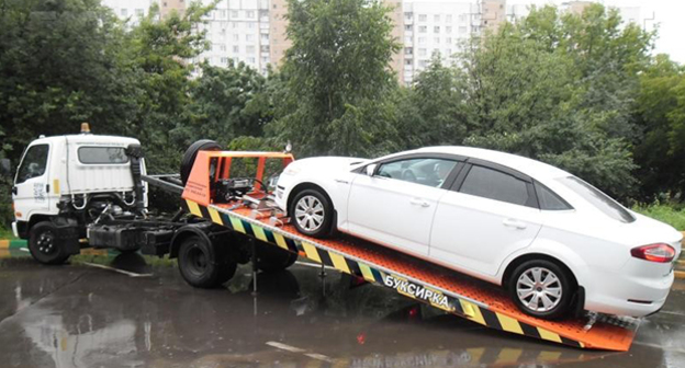 Эвакуация машины в Волгограде. Фото: http://bloknot-volgograd.ru/news/v-ponedelnik-na-ulitsakh-volgograda-vnov-poyavyats-653664?sphrase_id=293484