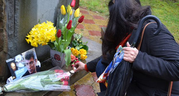Портрет Бориса Немцова и цветы на памятнике жертвам политических репрессий. Сочи, 1 марта 2015 г. Фото Светланы Кравченко для "Кавказского узла"