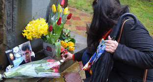 Портрет Бориса Немцова и цветы на памятнике жертвам политических репрессий. Сочи, 1 марта 2015 г. Фото Светланы Кравченко для "Кавказского узла" Портрет Бориса Немцова и цветы на памятнике жертвам политических репрессий. Сочи, 1 марта 2015 г. Фото Светланы Кравченко для "Кавказского узла"