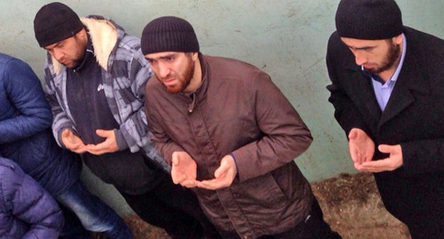 Верующие во время похорон шейха Мухаммада-Мухтара Бабатова. Селение Агач-Аул, Дагестан, 12 ноября 2015 г. Фото: Ибрагим Махтибеков