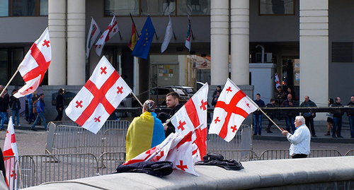Участники митинга ЕНД с флагами Грузии. Тбилиси, 21 марта 2015 г. Фото Беслана Кмузова для "Кавказского узла"