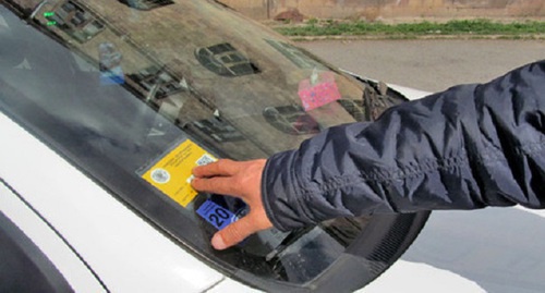 Лицензия на стекле машины такси. Ереван, 13 марта 2015 года. Фото: Армине Мартиросян для "Кавказского узла".