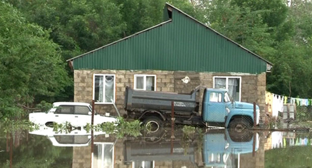 Дом, пострадавший в результате ливней. Адыгея, 25 мая 2015 г. Фото https://mvd.ru/news/item/1060861/