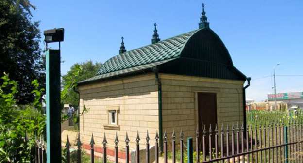 Зиярт Янгульби-шейха в чеченском селении Курчалой. Чечня. Фото: администрация Курчалоевского муниципального района Чеченской Республики http://admin-kmr.org/207-yangulbi-hadji-kurchaloy.html