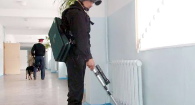 Поиск взрывного устройства в здании школы. Фото: Фото: direct-press.ruobyazatelnyh-rabot_22502 