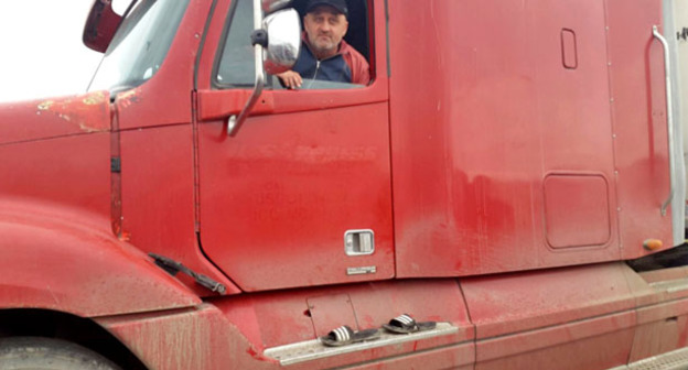 Акция протеста дальнобойщиков. Дагестан, 14 октября 2015 г. Фото: Ильяс Хаджи, Барият Идрисова http://chernovik.net/content/lenta-novostey/v-dagestane-dalnoboyshchiki-vystupayut-protiv-vysokih-sborov