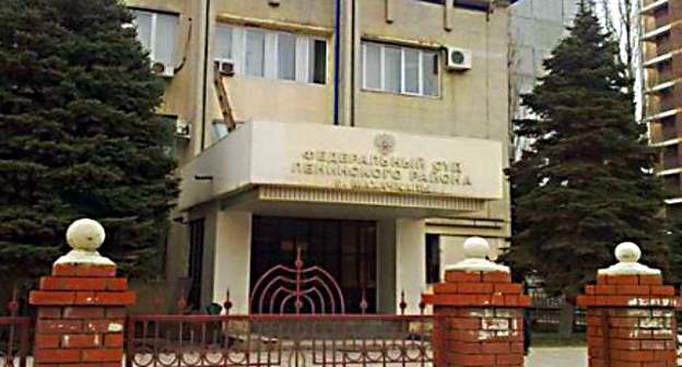 Здание Ленинского районного суда. Фото: http://kavtoday.ru/reg-dagestan/188-kriminal-i-proisshestviya/novosti/5405-za-fiktivnyj-remont-ne-fiktivnye-4-8-mln-rublej