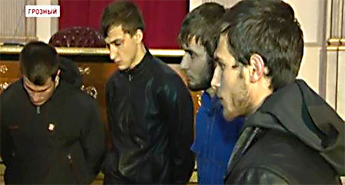 Четверо молодых людей, подозреваемых в поджоге зиярта в Чечне. Фото: Скрин с программы телеканала "Грозный", https://www.youtube.com/watch?v=xzD5b6CP-Yc