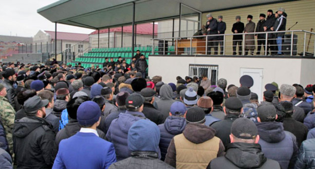 В средней школе №1 имени Ахмата-Хаджи Кадырова села Центарой Курчалоевского муниципального района состоялось коллективное осуждение действий молодых людей, которые подожгли зиярат в селе  Курчалой. 18 ноября 2015 г. Фото: информационное агентство "Грозный-информ" http://grozny-inform.ru/news/society/66197/