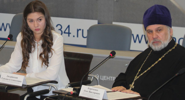 Председатель комиссии по гармонизации межнациональных и межрелигиозных отношений Общественной палаты области, протоиерей Олег Кириченко (справа) и Елизавета Джуринская во время круглого стола на тему "Профилактика экстремизма в молодежной среде". Волгоград, 18 ноября 2015 г. Фото http://miatz.ru/news/62560/