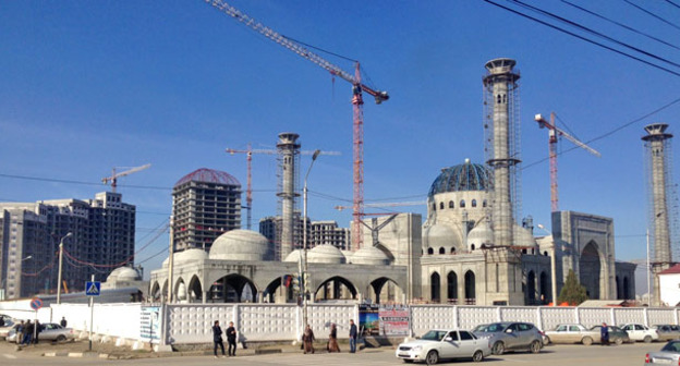 Строительство мечети в городе Шали. Фото Магомеда Магомедова для "Кавказского узла"