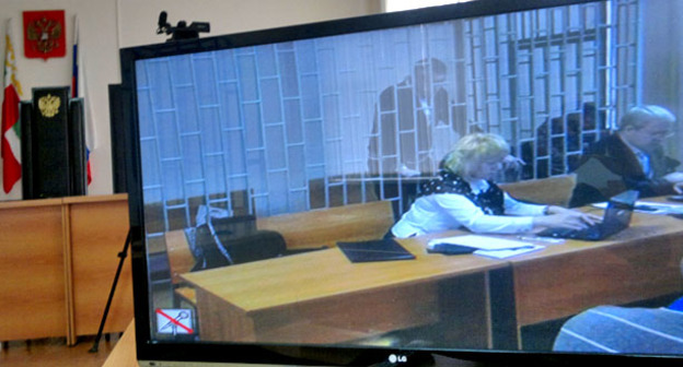 Верховный суд Чечни. Станислав Клых в ожидании начала судебного заседания. 17 ноября 2015 г. Фото Мурада Мурадова для "Кавказского узла"
