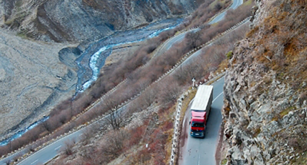 Большегрузный автомобиль на дороге Степанцминда - Ларс. Фото: http://news.am/rus/news/275909.html