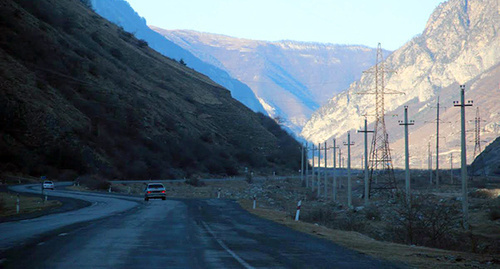 ЛЭП вдоль трассы, Южная Осетия. Фото Магомеда Магомедова для "Кавказского узла"