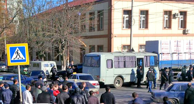 На территории прилегающей к мечети на улице Котрова в Махачкале во время задержания прихожан. Махачкала, 20 ноября 2015 г. Фото: Умар Саид