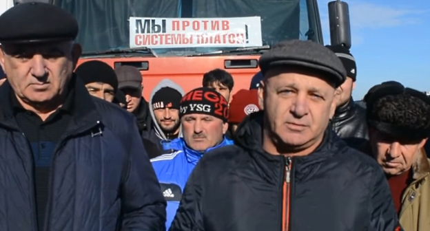 Участники забастовки дальнобойщиков в Дагестане. Фото: Vk.com/beezlimit