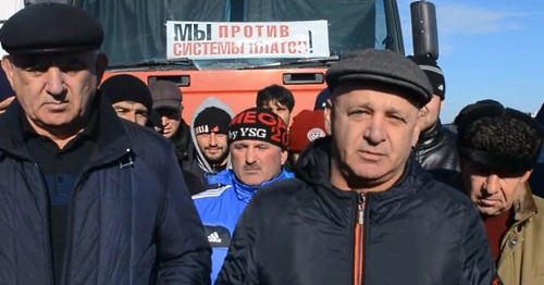 Участники забастовки дальнобойщиков в Дагестане. Фото: Vk.com/beezlimit