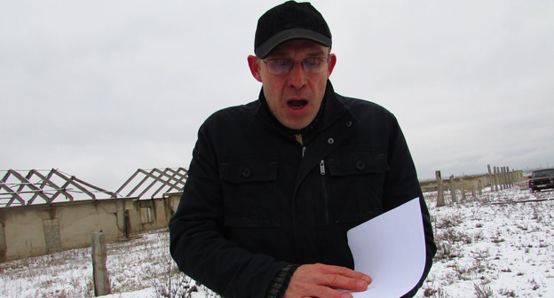 Фермер Владимир Кучерявый утверждает, что в результате действий рейдеров и чиновников он "разорился и теперь вынужден работать таксистом". Фото Вячеслава Ященко для "Кавказского узла".  