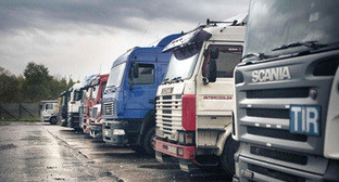 12-тонные грузовики на окраине Махачкалы. Фото: грузовиковhttp://www.riadagestan.ru/news/incidents/dalnoboyshchiki_ustroili_piket_na_okraine_makhachkaly_protiv_dopolnitelnykh_poshlin/