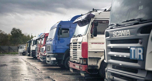 12-тонные грузовики на окраине Махачкалы. Фото: грузовиковhttp://www.riadagestan.ru/news/incidents/dalnoboyshchiki_ustroili_piket_na_okraine_makhachkaly_protiv_dopolnitelnykh_poshlin/
