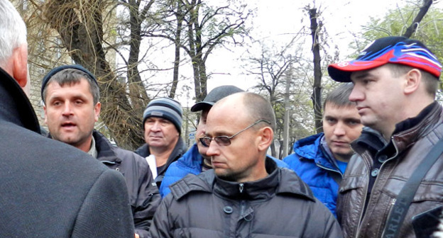 Беседа дальнобойщиков с представителем власти. Волгоград, 20 ноября 2015 г. Фото Татьяны Филимоновой для "Кавказского узла"