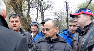 Беседа дальнобойщиков с представителем власти. Волгоград, 20 ноября 2015 г. Фото Татьяны Филимоновой для "Кавказского узла"