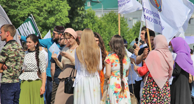 Студентки на массовом мероприятии в Грозном. Фото Магомеда Магомедова для "Кавказского узла"