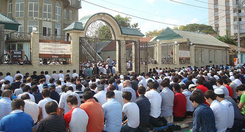 Молящиеся возле мечети на Котрова. Фото: http://kavkazpress.ru/archives/86813