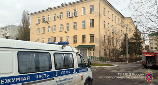 Машина полиции возле больницы №7. Фото: https://34.mvd.ru/