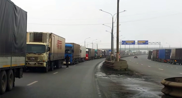 Колонна большегрузных автомобилей. Фото: Стоп-кадр видео "Забастовка дальнобойщиков на трассе М4", https://www.youtube.com/watch?v=3Lfq_mucsbI