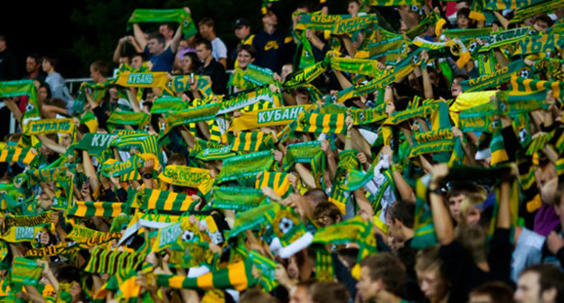 Фанаты футбольного клуба "Кубань". Фото http://fckuban.ru/news/6000/