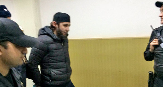 Заура Дадаева ведут по коридору Басманного суда. Москва, ноябрь 2015 г. Фото Юлии Буславской для "Кавказского узла"