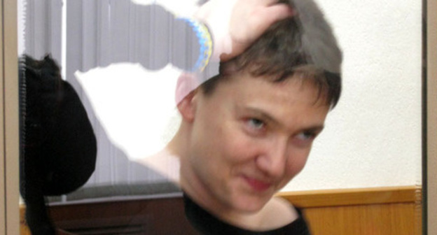 Надежда Савченко в зале Донецкого городского суда с собственными рисунками, 3 ноября 2015 года. Фото Константина Волгина для "Кавказского узла"