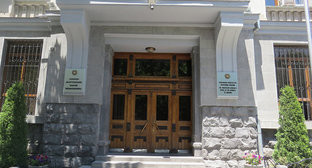 Вход в здание Генпрокуратуры Армении. Фото: http://sputnikarmenia.ru/armenia/20151111/1070687.html