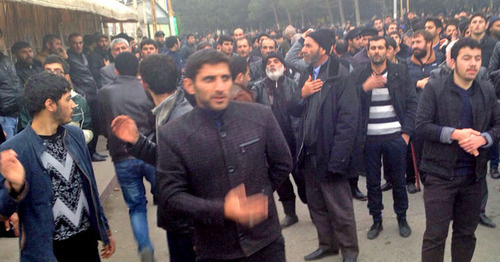 Жители поселка Нардаран вышли на стихийный митинг. 26 ноября 2015 г. Фото Парваны Байрамовой для "Кавказского узла"