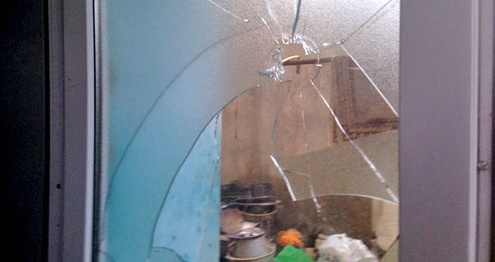 Следы пули в доме где была операция по поимке Талеха Багирзаде. Поселок Нардаран, 26 ноября 2015 г. Фото Парваны Байрамовой для "Кавказского узла"