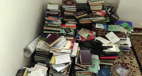 Книги  в мечети на улице Котрова. Фото Магомеда Туаева для "Кавказского узла"