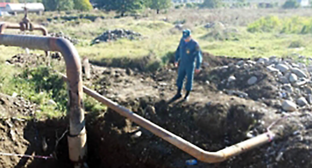 СОтрудеик МЧс на месте аварии газопровода. Фото: http://05.mchs.gov.ru/operationalpage/operational/item/3022099/