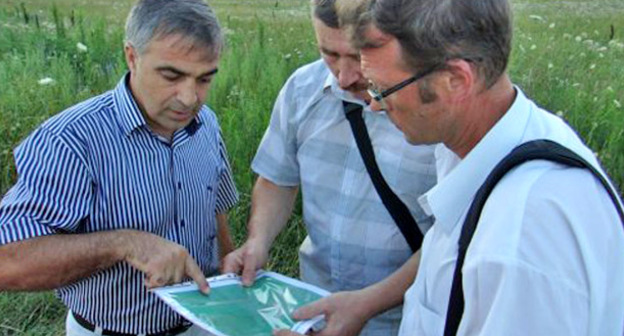 Валерий Бриних (в центре) показывает Сергею Цыпленкову (справа) расположение навозохранилищ. Фото Дмитрия Шевченко http://ewnc.org/node/18851